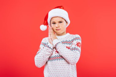 kazak ve santa şapka üzgün çocuk kırmızı izole jest lütfen gösteren