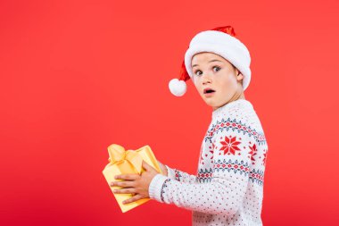 kırmızı izole mevcut tutan Santa şapka şok çocuk
