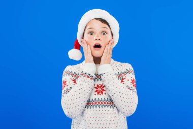 mavi izole santa şapka ve kazak şok çocuk ön görünümü