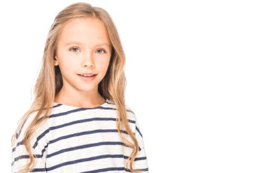 beyaz izole rahat kıyafet içinde gülümseyen çocuk