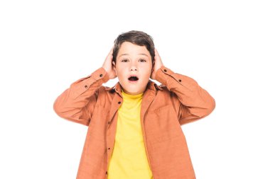 beyaz izole rahat kıyafet içinde şok çocuk ön görünümü