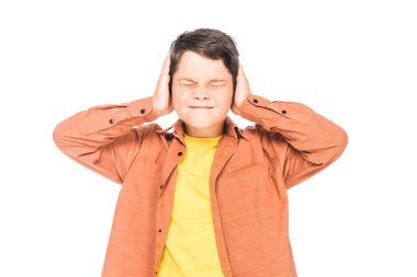 beyaz izole kapalı gözleri ile elleri ile kulakları kapsayan çocuk ön görünümü