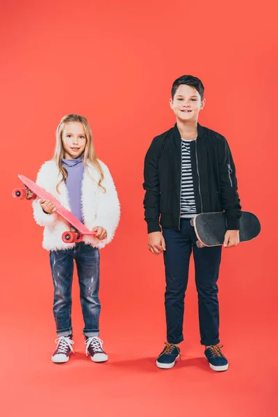 Vue Pleine Longueur Deux Enfants Avec Planches Roulettes Sur Rouge — Photo