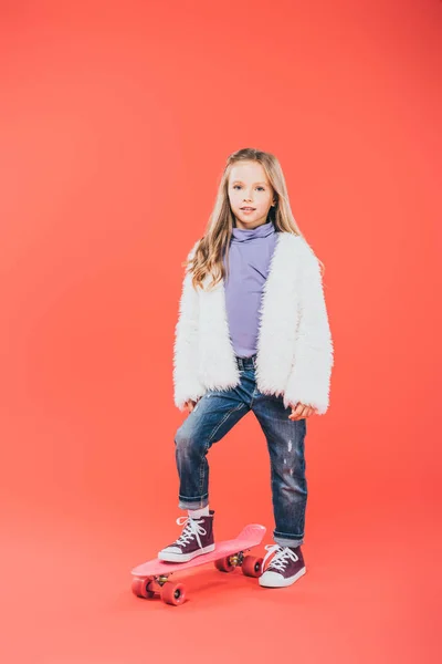 Vista Tutta Lunghezza Del Bambino Piedi Sullo Skateboard Sul Rosso — Foto Stock