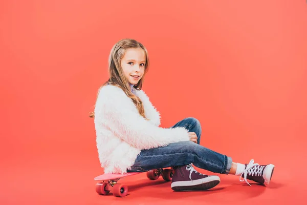 Bambino Sorridente Abito Autunnale Seduto Sullo Skateboard Rosso — Foto Stock