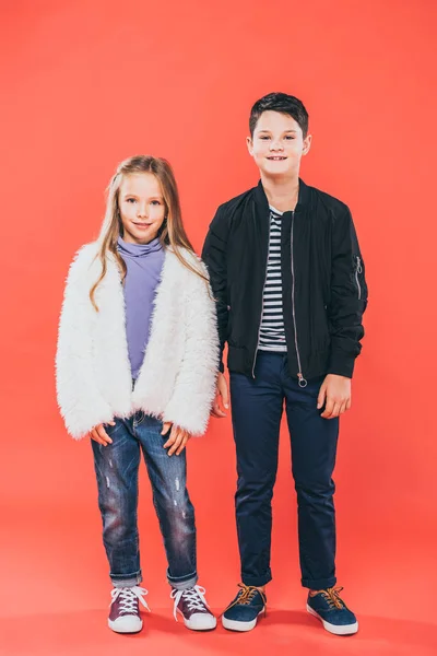 Ganzkörperansicht Von Zwei Lächelnden Kindern Auf Rot — Stockfoto