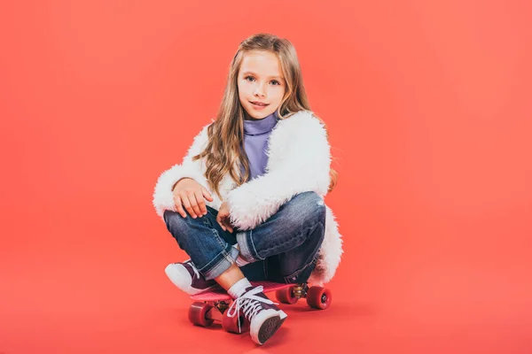 Enfant Tenue Automne Assis Sur Skateboard Sur Rouge — Photo