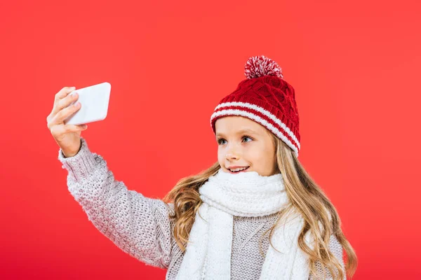 Bambino Sorridente Cappello Sciarpa Prendere Selfie Isolato Rosso — Foto Stock