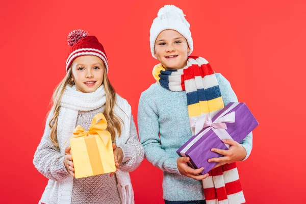 Framsidan Två Barn Vintern Outfits Holding Presenterar Isolerade Rött — Stockfoto