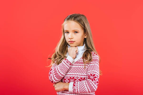 Schattig Kind Trui Kijken Naar Camera Geïsoleerd Rood — Stockfoto