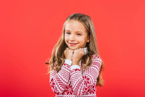 Ładny Uśmiechnięty Dzieciak Swetrze Patrząc Aparat Białym Tle Czerwonym — Zdjęcie stockowe
