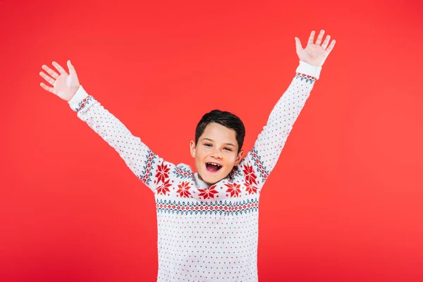 赤で隔離されたセーターで興奮した子供の正面図 — ストック写真