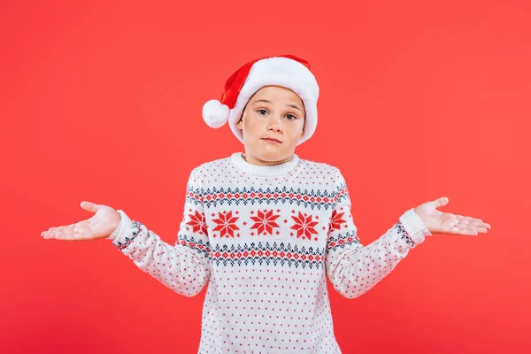 Kırmızı Izole Omuz Silkme Jest Gösteren Kazak Santa Şapka Çocuğun — Stok fotoğraf