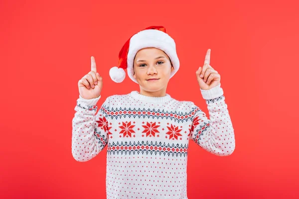 Vorderseite Des Lächelnden Kindes Pullover Und Weihnachtsmütze Isoliert Auf Rot — Stockfoto