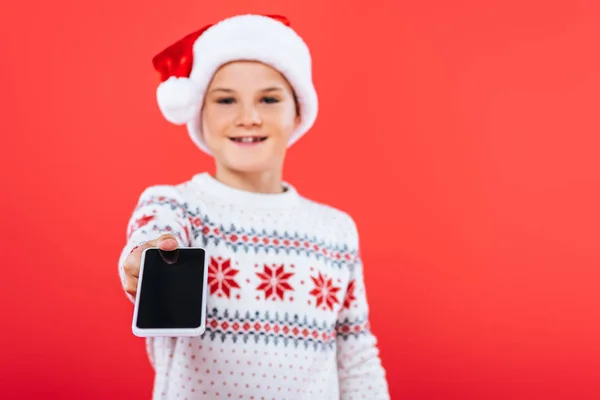 Selectieve Focus Van Lachend Kind Kerstmuts Houden Smartphone Met Blanco — Stockfoto