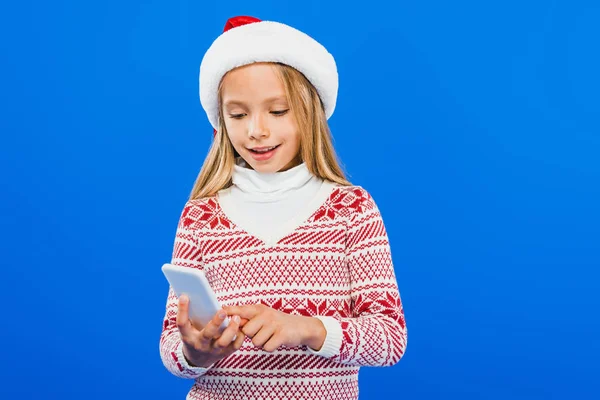 Bambino Sorridente Cappello Maglione Babbo Natale Utilizzando Smartphone Isolato Blu — Foto Stock