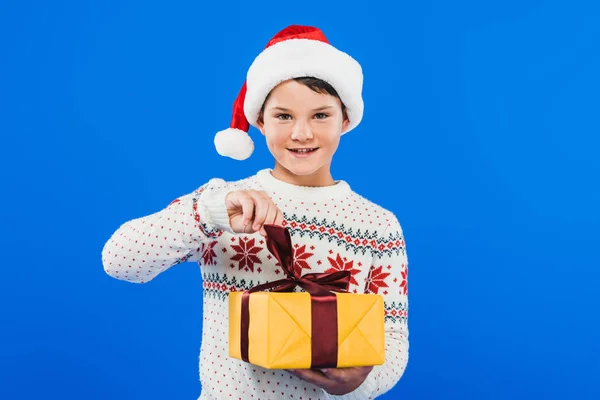 Front Bild Kid Santa Hatt Och Tröja Holding Gift Isolerad — Stockfoto
