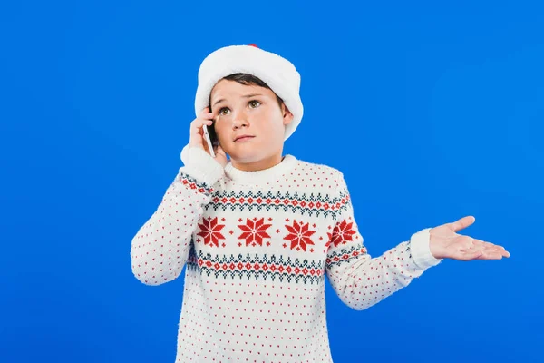 Niño Confundido Suéter Hablando Teléfono Inteligente Aislado Azul — Foto de Stock