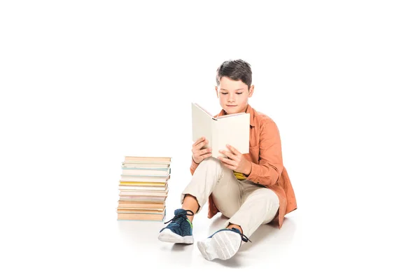 Összpontosított Gyerek Alkalmi Ruhában Olvasatban Könyv Fehér — Stock Fotó