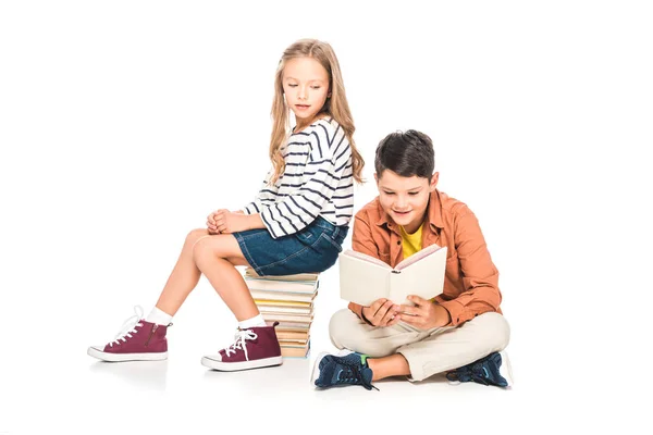 Twee Kinderen Casual Outfits Met Boeken Wit — Stockfoto