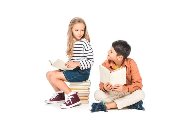 Twee Kinderen Houden Boeken Kijken Naar Elkaar Wit — Stockfoto