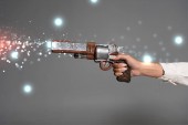 kivágott kilátás nő gazdaság vintage revolver elszigetelt szürke
