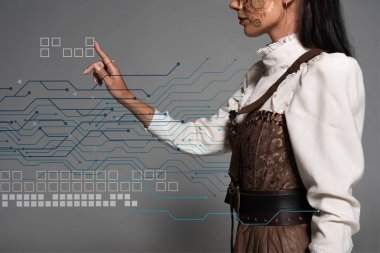 Veri örneklerini işaret eden Steampunk 'lı genç bir kadının kırpılmış görüntüsü