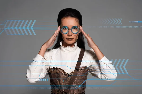 Mulher Steampunk Tocando Óculos Isolados Cinza Com Ilustração Dados — Fotografia de Stock