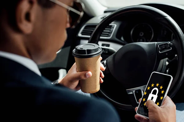 Visão Traseira Empresário Afro Americano Usando Smartphone Beber Café Carro — Fotografia de Stock