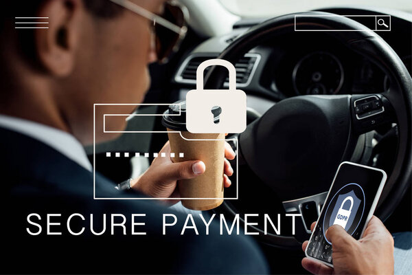 назад взгляд африканского американского бизнесмена, использующего смартфон и пьющего кофе в машине с безопасной иллюстрацией оплаты
