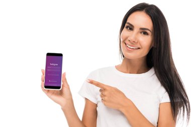 Kyiv, Ukrayna - 3 Eylül 2019: beyaz ekranda Instagram uygulamalı akıllı telefonu işaret eden mutlu kadın 