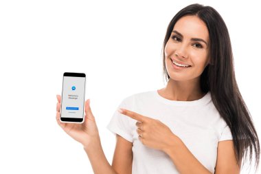 Kyiv, Ukrayna - 3 Eylül 2019: beyaz ekranda izole edilmiş kurye uygulaması ile akıllı telefonu işaret eden mutlu kadın 