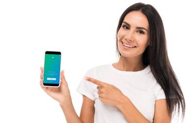 Kyiv, Ukrayna - 3 Eylül 2019: beyaz ekranda twitter uygulamalı akıllı telefonu işaret eden mutlu kadın 