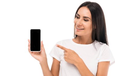 Beyaz ekranlı akıllı telefonu işaret eden mutlu kadın. 