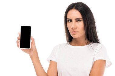 Beyaz ekranda boş ekranlı akıllı telefon tutan hoşnutsuz kadın. 