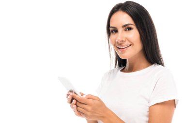 Beyaz tişörtlü mutlu kadın elinde akıllı telefon beyaz üzerinde izole edilmiş. 