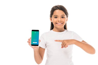 Kyiv, Ukrayna - 3 Eylül 2019: beyaz ekranda twitter uygulamalı akıllı telefonu işaret eden mutlu çocuk 