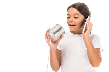 Akıllı telefondan konuşan ve beyaz teneke kutuyla oynayan neşeli çocuk.