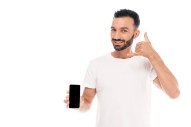 Beyaz ekranda boş ekranlı akıllı telefonu tutarken bana işaret veren sakallı adam. 