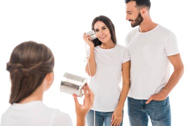 Mutlu ebeveynlerin izole edildiği sırada elinde teneke kutu tutan çocuğun arka görünüşü 