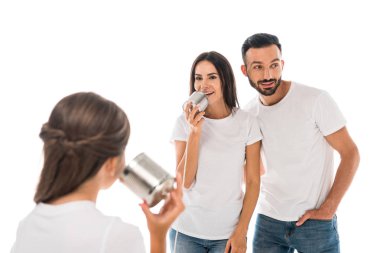 Neşeli ebeveynlerin yanında teneke kutu tutan çocuğun arka görünüşü... 