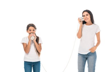 Mutlu çocuk teneke kutu tutuyor ve çekici annesiyle oynuyor. 