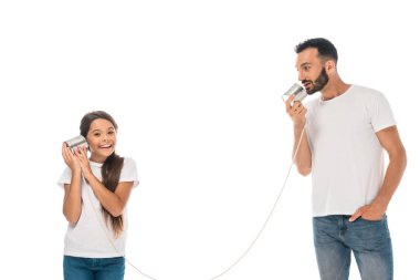 Mutlu çocuk teneke kutu tutuyor ve sakallı babayla oynuyor. 
