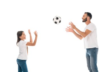 Mutlu bir babanın havadan futbol topu atması ve kızının beyazlar içinde izole olması.