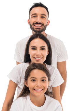 Beyaz tişörtlü mutlu aile beyazlara izole edilmiş. 