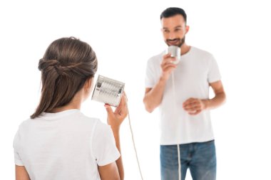 Beyaz teneke kutu tutarken çocuğun babasıyla oynadığı arka plan görüntüsü 
