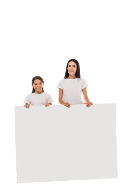 Mutlu anne ve kız beyaz pankartla dikiliyorlar 