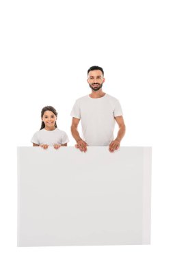 Mutlu baba ve kız beyaz pankart tutuyorlar. 