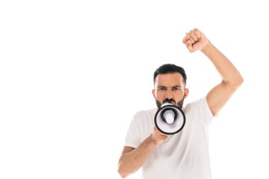 Yumruğunu sıkmış sakallı bir adam megafonla bağırıyor ve beyazlara el kol sallıyor. 