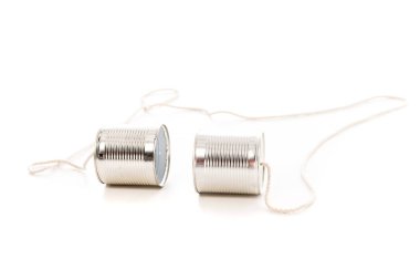 Beyaz üzerine izole edilmiş metalik teneke kutuların seçici odağı 
